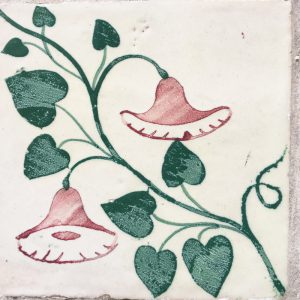 Fliese vom Gebäude in Lissabon mit Blume abgebildet