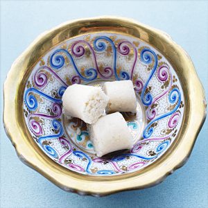 Istanbul Marzipan in bunt verziertem Porzellanschälchen auf hellblauem Hintergrund