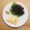 Beluga-Linsen und Halloumi