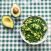 Grüner Avocado-Gurken-Salat mit Ingwer-Sesam-Dressing