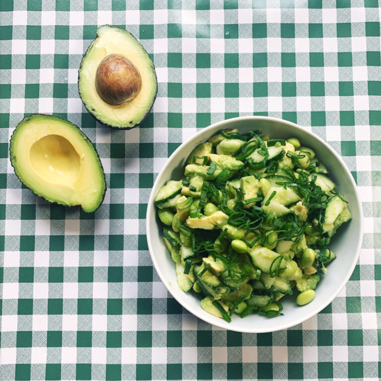 Grüner Avocado-Gurken-Salat mit Ingwer-Sesam-Dressing - Zuckerkringel