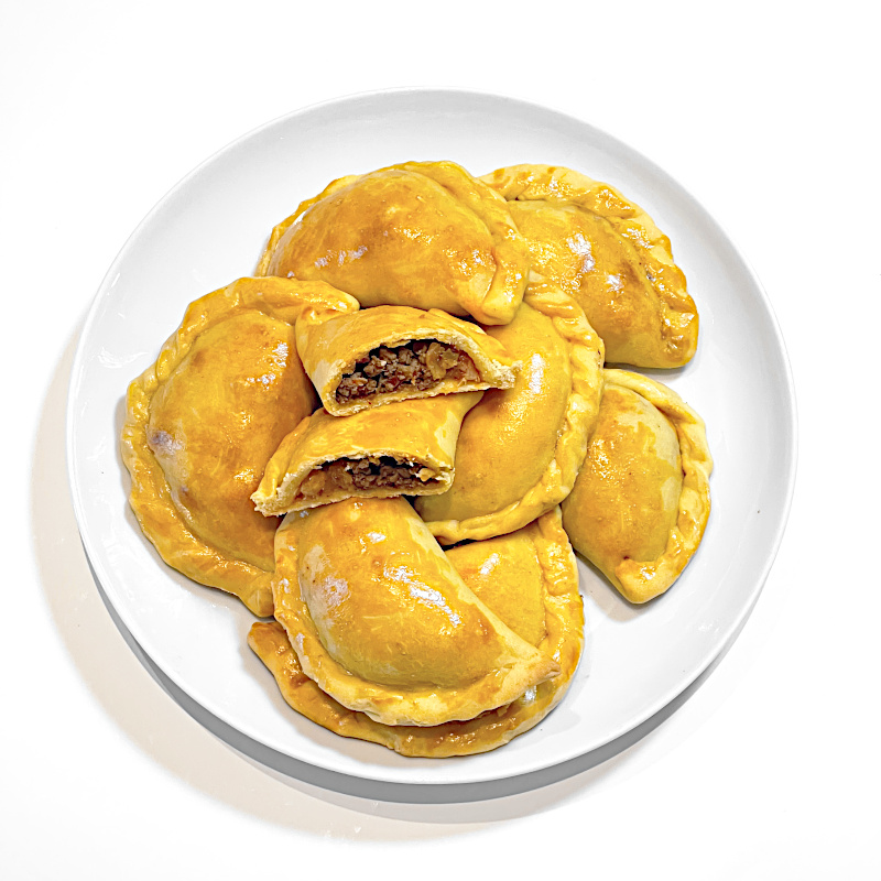 Ein Teller mit goldenen Empanadas mit Bulgogi Füllung