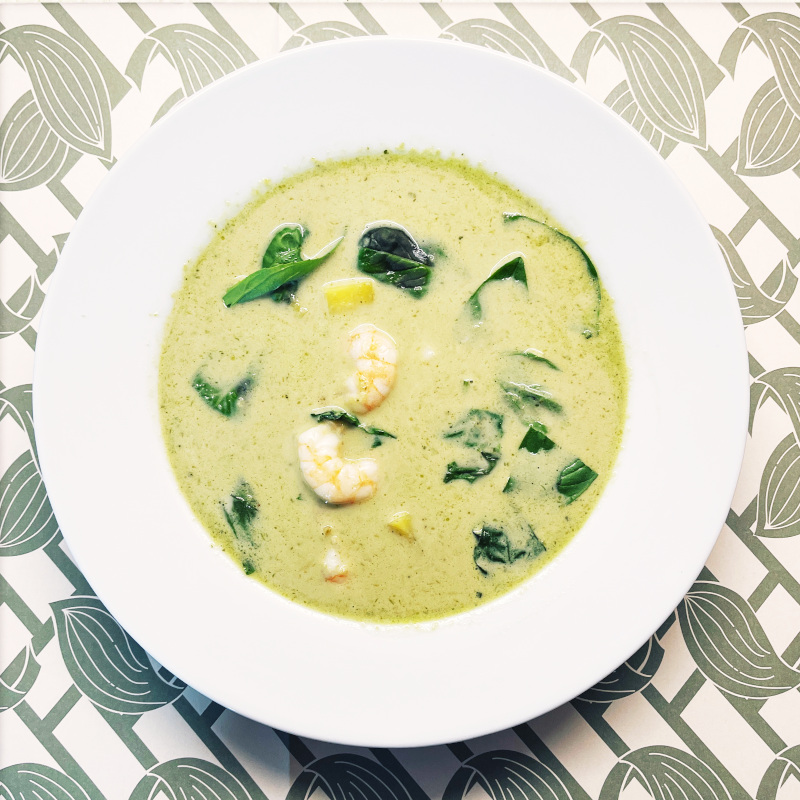 Weißer Teller mit Grüne-Curry-Kartoffel-Suppe Thai-Style mit Shrimps