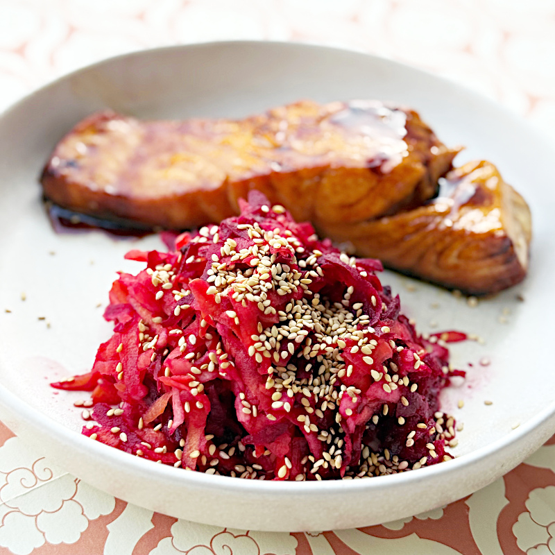 Leuchtend rote Roter-Bete-Karotten-Salat auf weißem Teller