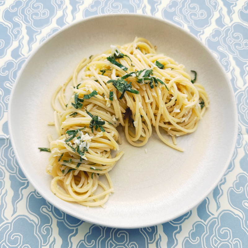 Teller mit Zitronen-Spaghetti mit Kokos und Salbei