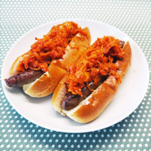 Sauerkraut-Kimchi-Style auf Hotdogs im Brioche-Bun