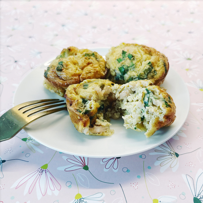 Garnele-Rührei-Muffins Thai-Style auf weißem Teller angerichtet