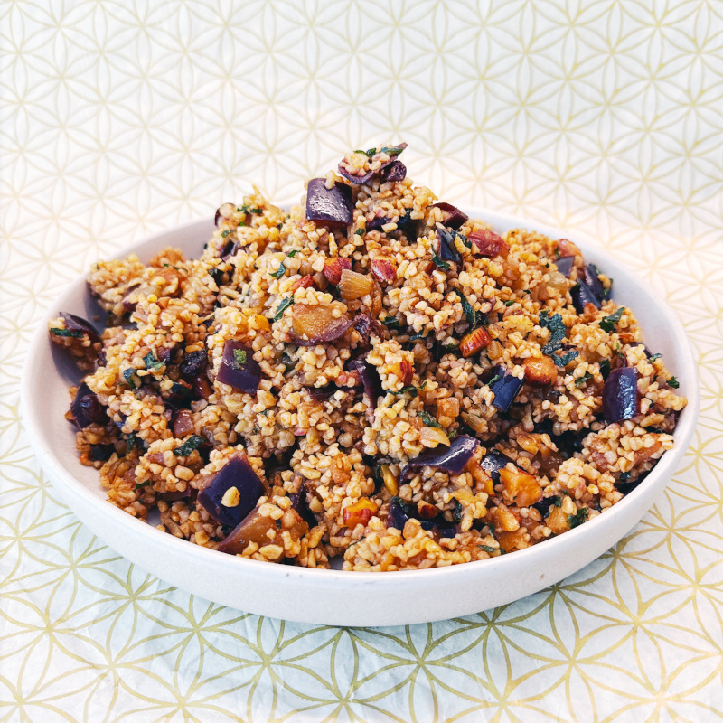 Bester Bulgur-Auberginen-Salat auf weißem Teller
