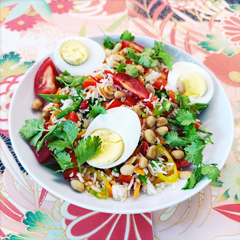 Bunter Reissalat Thai Style mit Eiern und Tomaten garniert