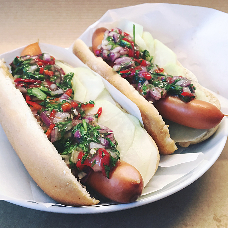 Zwei beladene Asia Hotdogs Som-Tam-Style auf einem Teller