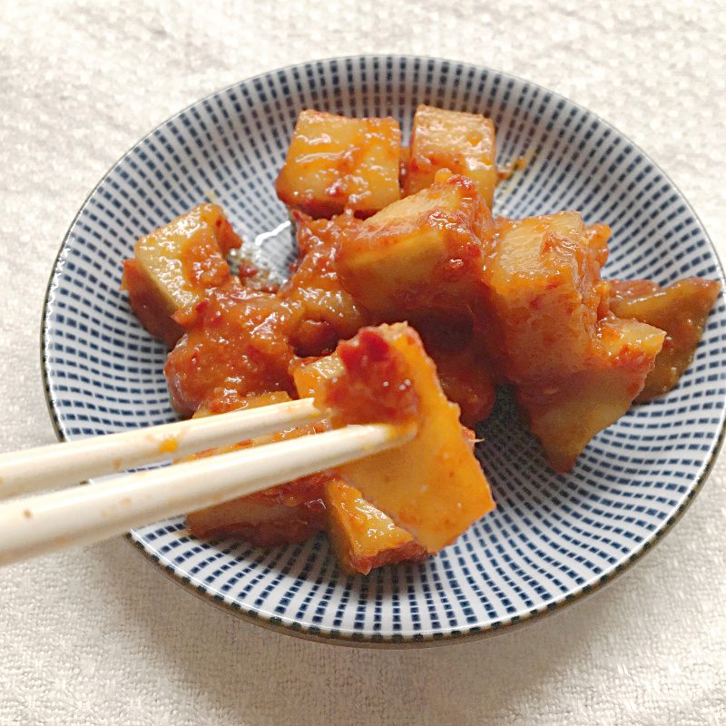Schälchen mit Kohlrabi-Kimchi und Essstäbchen