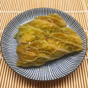 Kohlroulade auf Teller angerichtet