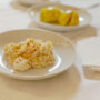 Teller mit Shrimps-Risotto, im Hintergrund ein Teller mit Salzzitronen