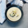 Teller mit Weiße-Bohnen-Suppe mit Blumenkohl und Tatar