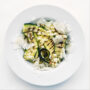 Weißer Teller mit grünen gegrillten Zucchini-Carpaccio mit Birnen-Sasa und Parmesan