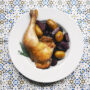 Teller mit Coq au Vin aus dem Ofen
