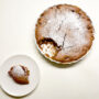 Apfel-Tahini-Cobbler in Auflaufform und ein Teller mit einer Portion daneben