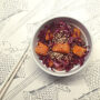 Schüssel mit Rotkohl-Süßkartoffel-Salat auf asiatischem Untersetzer