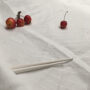 3 Japanische Kirschen aus weißer Tischdecke