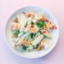Spargel-Salat mit Zitronengras-Dressing und Chili-Knoblauch-Garnelen in weißer Schale angerichtet