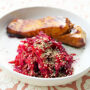 Leuchtend rote Roter-Bete-Karotten-Salat auf weißem Teller