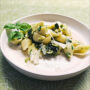 Pasta mit Zucchini-Crème, Zitrone und Basilikum auf weißem Teller