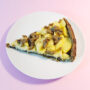 Ein Stück Quitten-Tarte auf weißem Teller