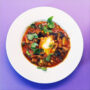 Weißer Teller mit Tomaten-Auberginen-Shakshuka